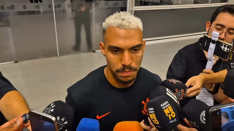 Matheuzinho, lateral-direito do Corinthians, em ação durante partida