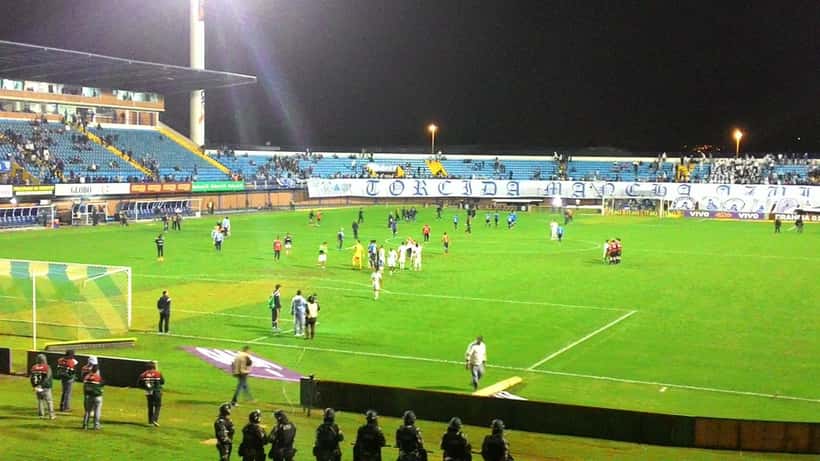 Jogo do Campeonato Brasileiro Série A 2026 com torcida no estádio, símbolo das cotas de TV e receitas dos clubes