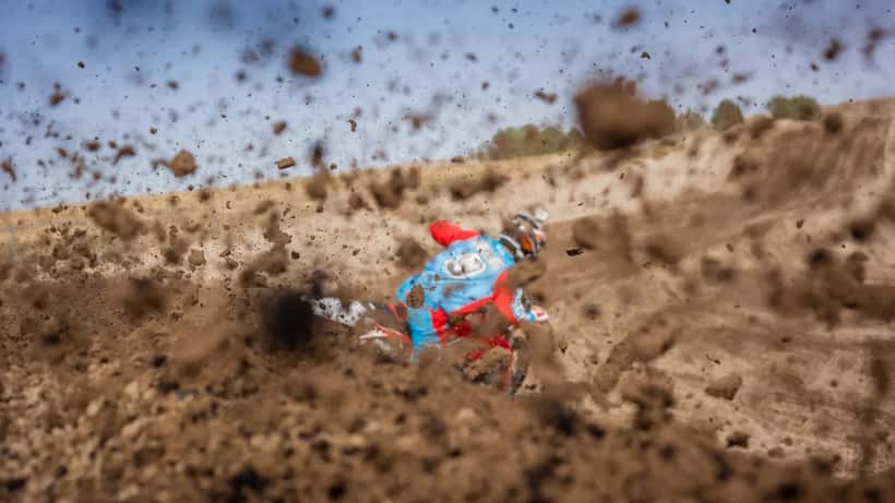 Schlammbedecktes Enduro-Motorrad nach extremem Gelaenderennen