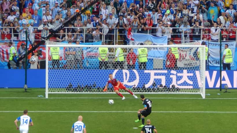 Lionel Messi neemt een strafschop tijdens het WK 2018 voor Argentinië