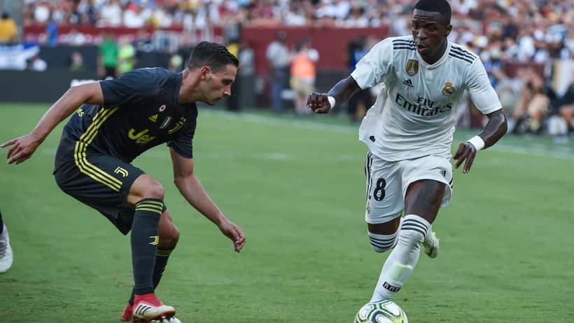 Vinícius Júnior em campo durante partida de futebol