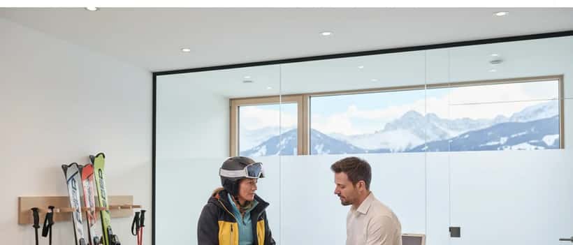 Sportmediziner untersucht das Knie einer Skifahrerin in einer modernen Klinik