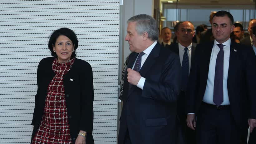 Antonio Tajani con delegazione diplomatica internazionale