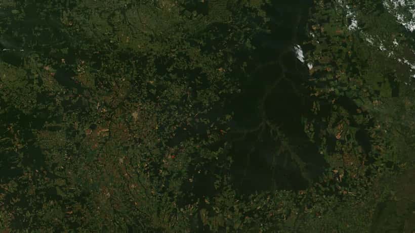 Imagem de satélite NASA mostrando focos de queimada no cerrado do Brasil durante período de estiagem