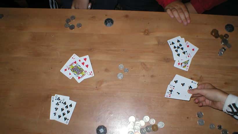 Kaartspel gezien van bovenaf, met speelkaarten op een tafel
