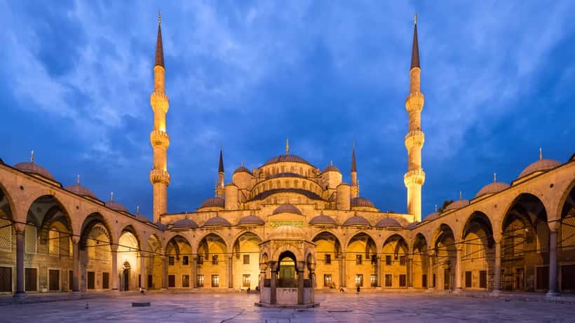 Blaue Moschee Istanbul bei Dämmerung, Symbol für Türkei-Urlaub und Reiserecht 2026