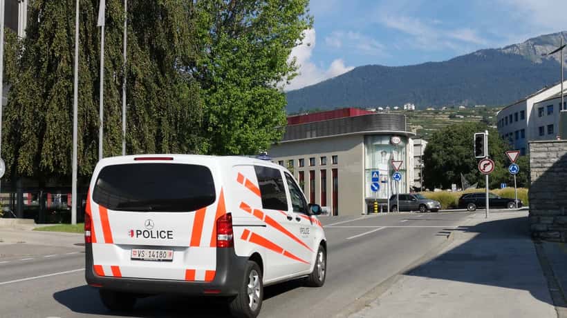Véhicule de police suisse Mercedes Vito en patrouille, illustrant les droits des citoyens face aux forces de l'ordre en Suisse