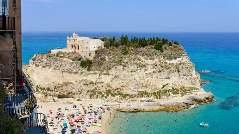 Le sanctuaire Santa Maria dell'Isola perché sur les falaises de Tropea en Calabre, Italie, emblème de la destination touristique