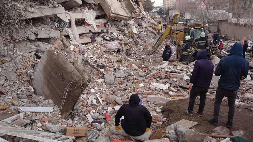 Collapsed building facade showing earthquake damage with fallen concrete and rubble