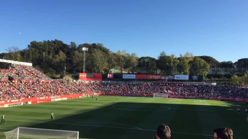 Partida do Girona FC contra o Real Madrid na La Liga, estádio Montilivi ao fundo