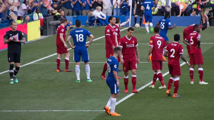 Jogo Chelsea vs Liverpool com adeptos no estádio durante partida da Premier League