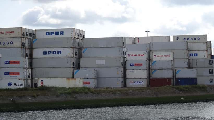 Containerschepen in de haven van Rotterdam waar EU-sancties tegen Russische schaduwvloot worden gehandhaafd