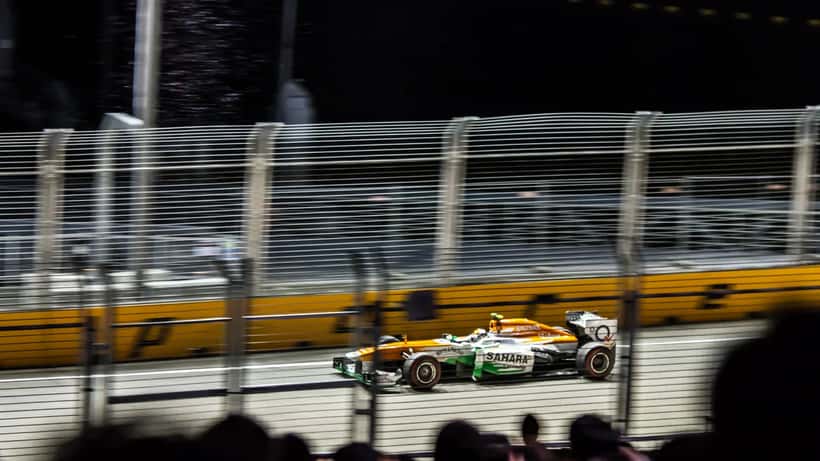 Carro de Fórmula 1 em pista durante o Grande Prêmio de Singapura