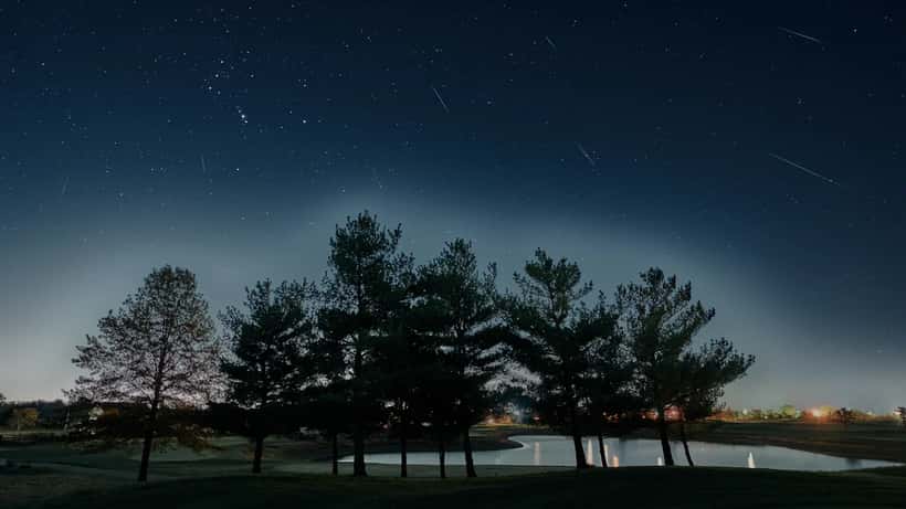 Pluie de météores des Orionides dans un ciel nocturne étoilé, photographie astronomique composite