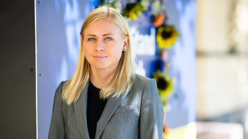 Finlands utenriksminister Elina Valtonen i pressekonferanse