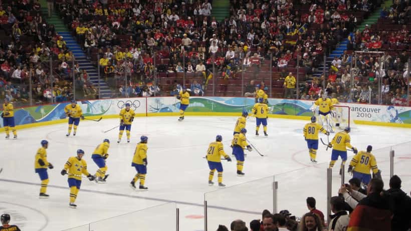 Ishockeyspelare i svensk landslagsdräkt under en internationell match