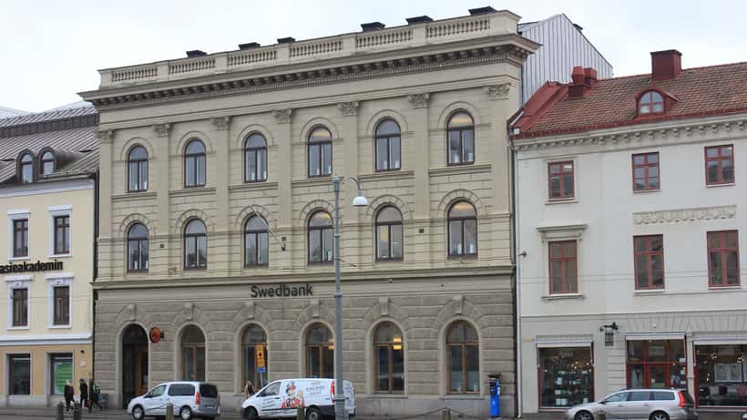 Swedbankkontor i Göteborg med bankens blå logotyp på fasaden
