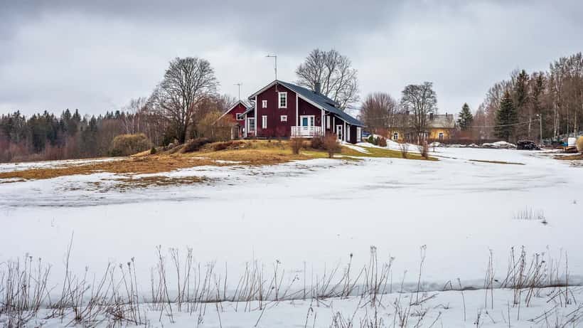 Suomalainen omakotitalo Vantaassa huhtikuussa, takatalven uhka