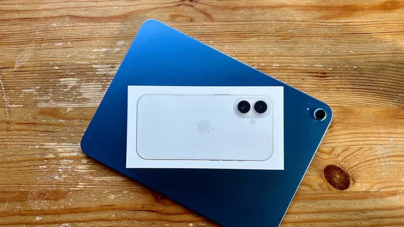 Apple iPhone 16 og iPad 11 í pakkningum á borði
