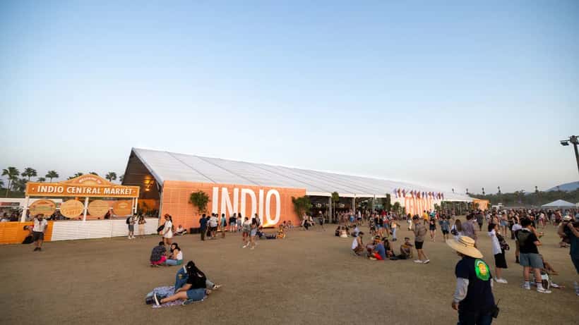 Festivalscene med teltkonstruktioner til Coachella musikfestival i Californien