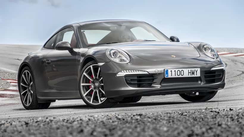 Porsche 911 Carrera 4S auf der Straße – Symbolbild für Gebrauchtwagenkauf und Wartungskosten in Österreich