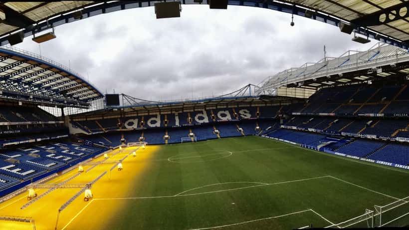 Stamford Bridge, estádio do Chelsea FC, em dia ensolarado com arquibancadas visíveis