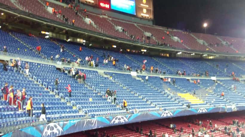 Camp Nou de Barcelone pendant un match de Ligue des Champions, tribune pleine de supporters