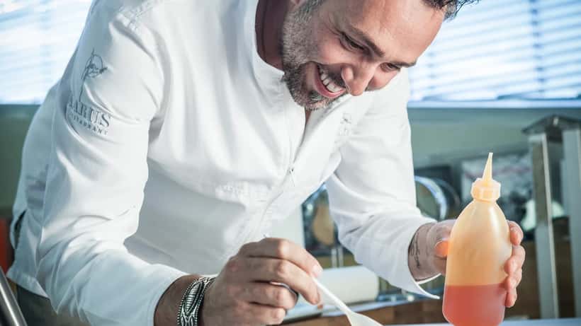 Spitzenkoch Roland Trettl in der Küche – professionelles Kochen als Vorbild für gesunde Ernährung