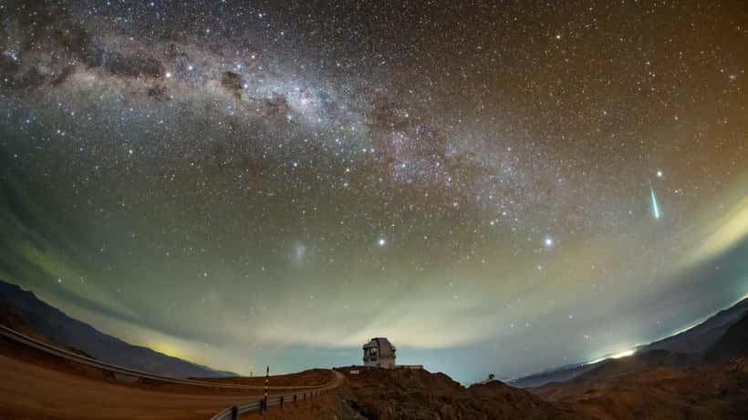 Pluie de météorites dans un ciel nocturne étoilé au-dessus des montagnes