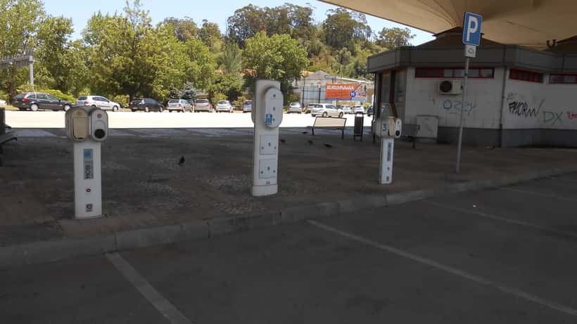 Posto de carregamento para carros elétricos na Avenida Fernão de Magalhães, Portugal