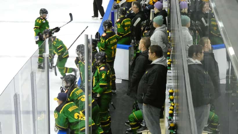 Tampereen Ilves jääkiekko-ottelu, pelaajat taistelevat kiekosta Hakametsässä 2022