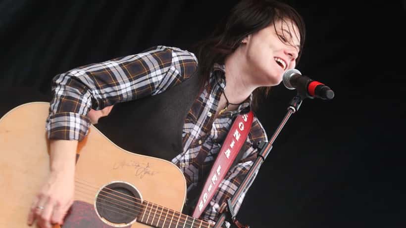 Artista de country actuando en un festival de musica con guitarra