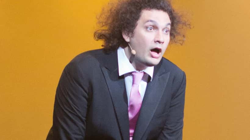 Avocat en droit du spectacle examinant un contrat artistique dans un bureau parisien