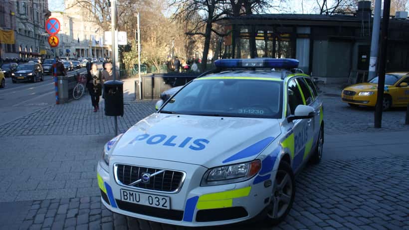 Svensk polisbil parkerad på gatan i Sverige