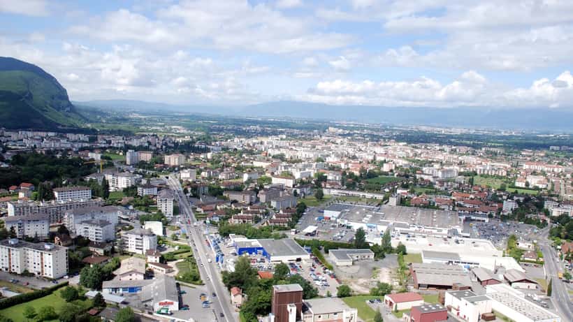 Vue aérienne d'Annemasse, ville frontalière entre la France et le canton de Genève