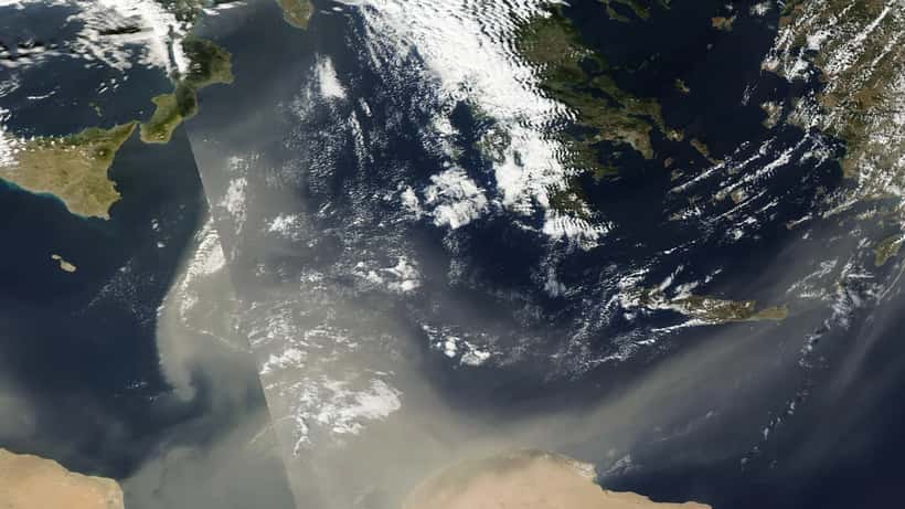 Satellitenbild von Saharastaub über dem Mittelmeer und Kreta
