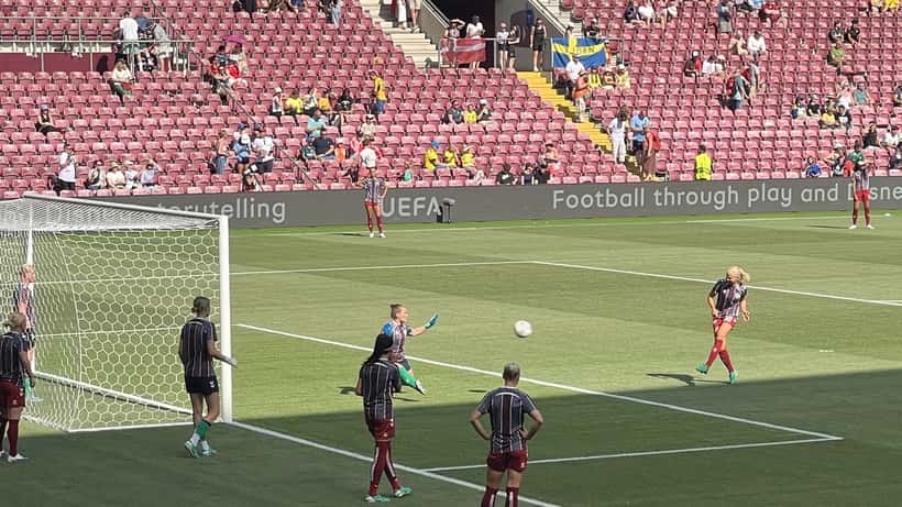 Pernille Harder skyder under opvarmning til fodboldkamp