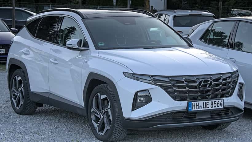 Hyundai Tucson NX4 hybride rechargeable gris sur route ouverte