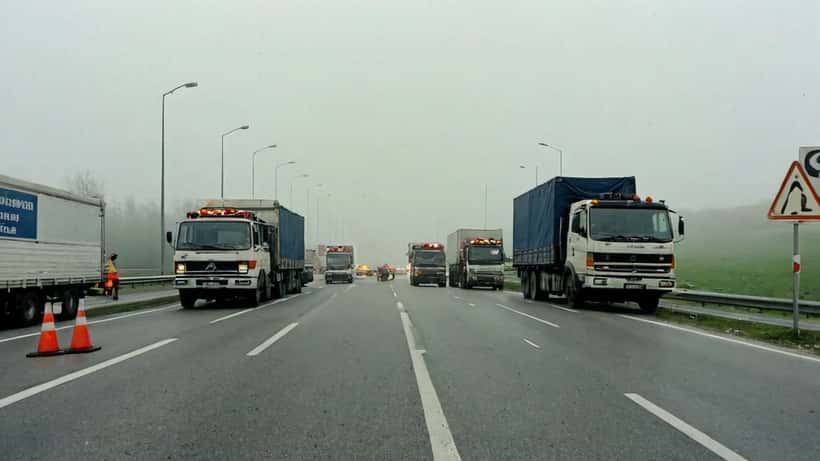 Colonna di camion fermi sull'autostrada italiana durante lo sciopero degli autotrasportatori di aprile 2026