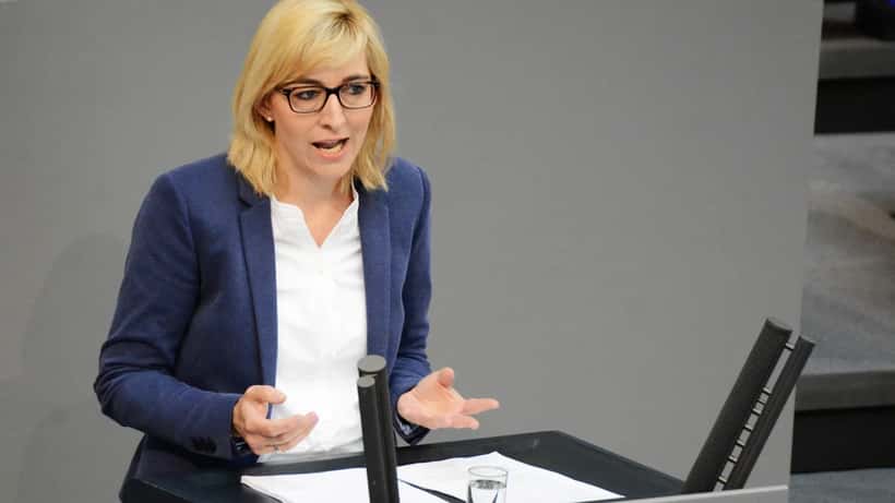 Bundesgesundheitsministerin Nina Warken im Plenum des Deutschen Bundestages