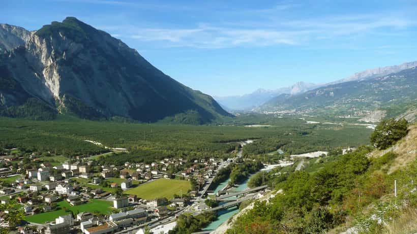 Vue aérienne du Pfynwald, pinède de la Forêt de Finges en Valais sous un ciel estival