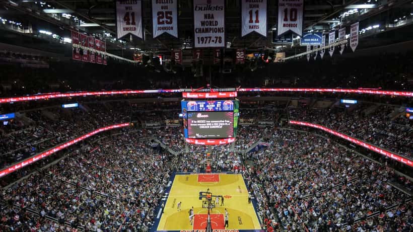 Arena de basquete da NBA iluminada durante os playoffs 2026 entre Cavaliers e Pistons