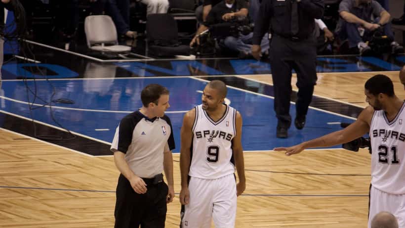 Tony Parker sur le terrain lors d'un match NBA, illustrant la reconversion des grandes stars du sport en entrepreneurs