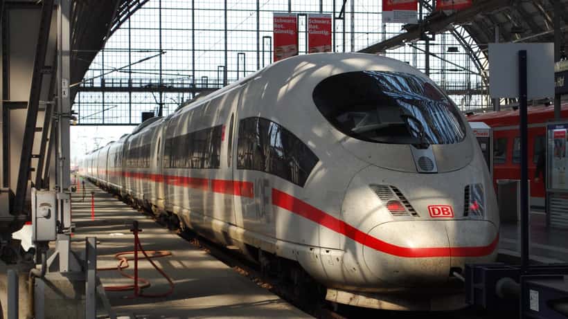 ICE-3 Hochgeschwindigkeitszug der Deutschen Bahn auf Neubaustrecke