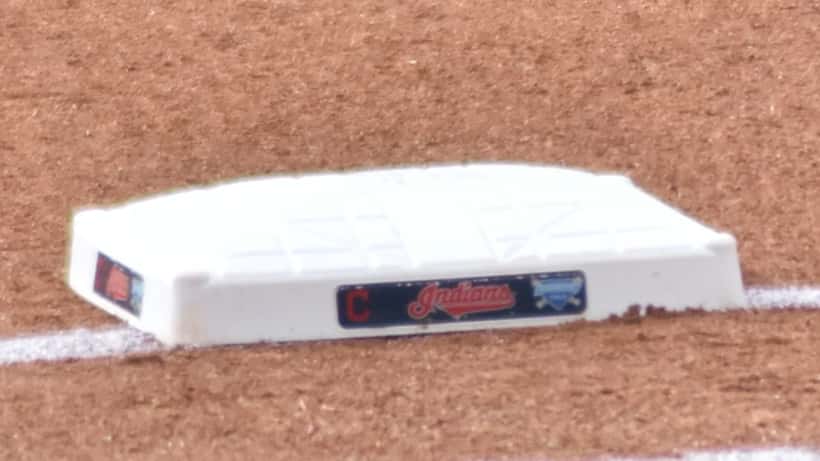 Joueur de baseball des Tampa Bay Rays au bâton lors d'un match, gradins remplis de spectateurs