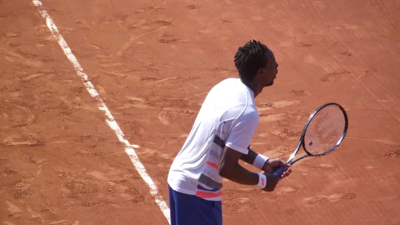 Gaël Monfils en action à Roland Garros, lors d'un match sur la terre battue parisienne