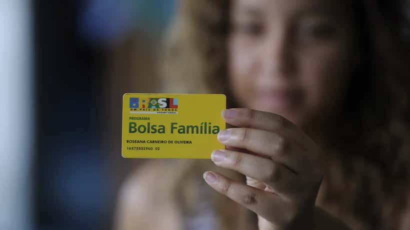 Beneficiária assistida em centro de cadastro do Bolsa Família