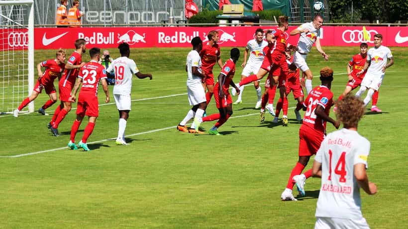 FC Nordsjælland spillere i kamp mod Red Bull Salzburg 2023