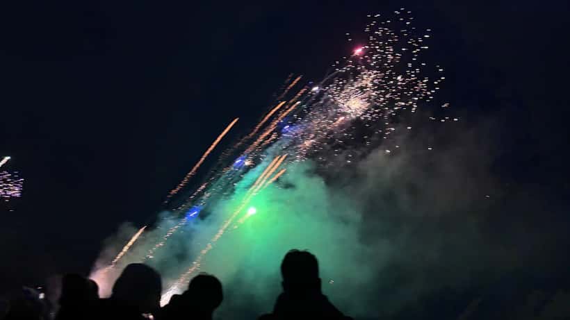 Feu d'artifice multicolore éclatant dans le ciel nocturne, illustrant le débat suisse sur l'interdiction des pétards bruyants
