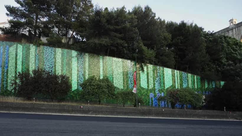 Painel de azulejos de João Abel Manta na Avenida Calouste Gulbenkian em Lisboa